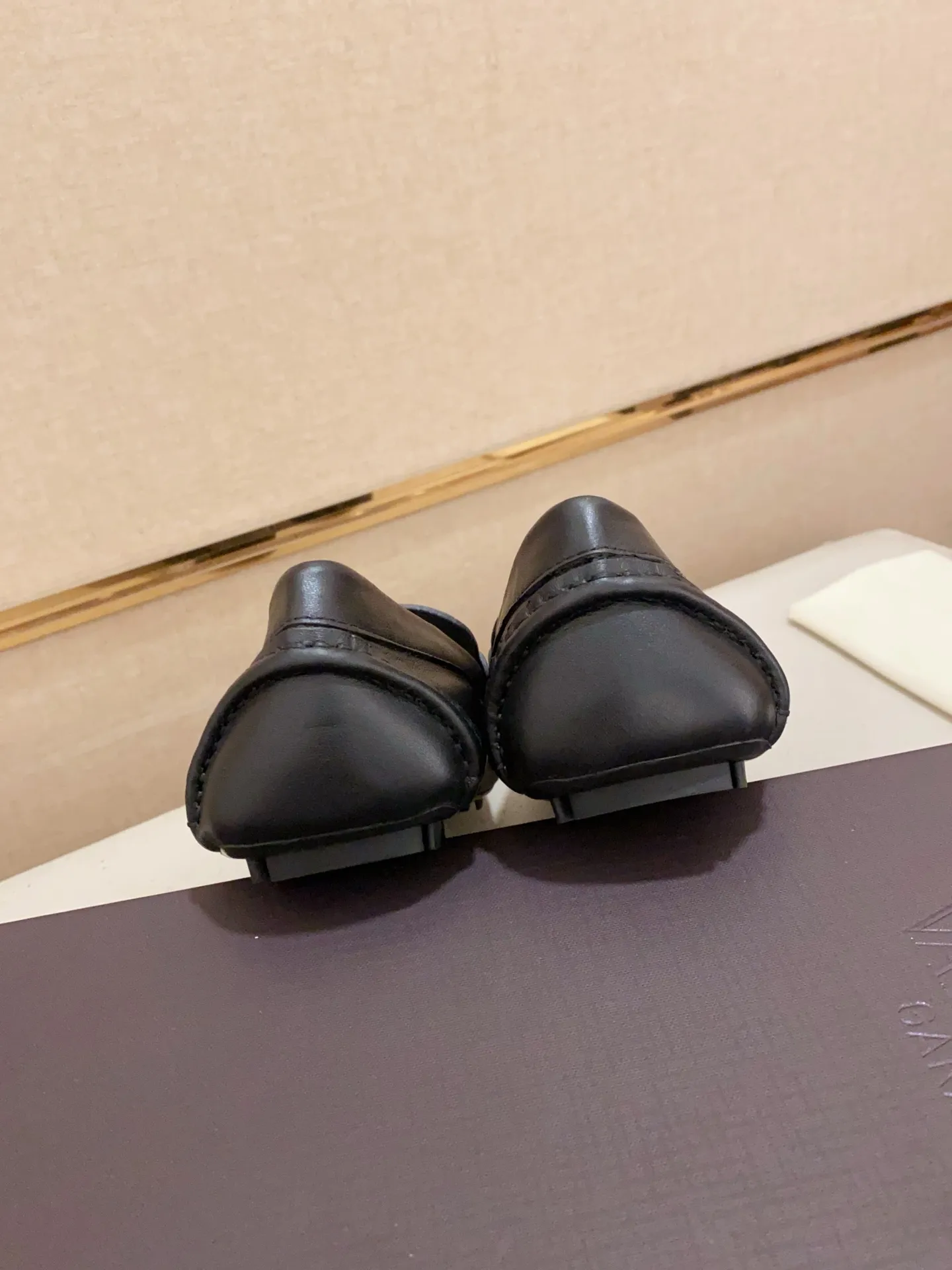 Men's shoes💰: 680💰VALENTINO, made of imported cowhide with imported water-dyed cowhide lining, iconic hardware and iconic wear-resistant outsole. 38-44. 45 VALENTINO packaging can be customized to enjoy the brand’s iconic product packaging